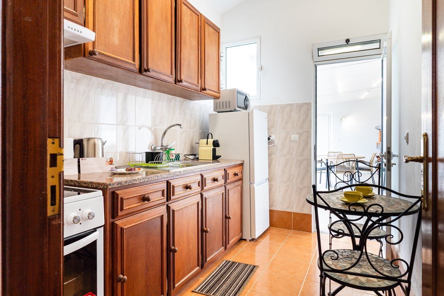 Kühlschrank, Mikrowelle, Ofen, Wasserkocher mit Kaffee-/Teezubehör