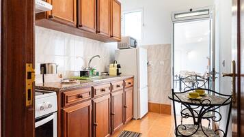 Kühlschrank, Mikrowelle, Ofen, Wasserkocher mit Kaffee-/Teezubehör