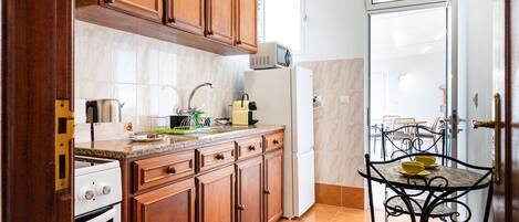 Fridge, microwave, oven, coffee/tea maker