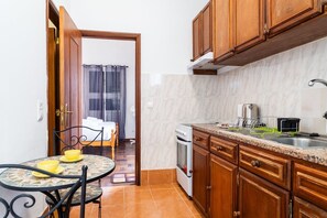Kühlschrank, Mikrowelle, Ofen, Wasserkocher mit Kaffee-/Teezubehör