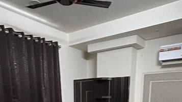 Deluxe Room, Balcony | Free WiFi