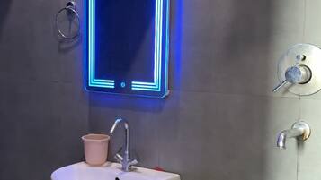 Deluxe Room, Balcony | Bathroom