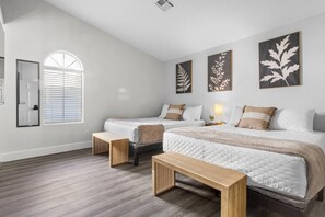 5 habitaciones, escritorio y tabla de planchar con plancha 