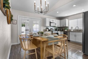 Réfrigérateur, four à micro-ondes, un four, surface de cuisson