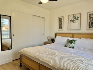 3 bedrooms, desk, WiFi