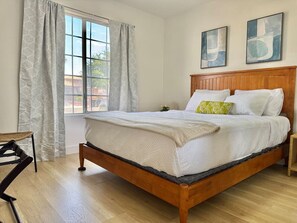 3 bedrooms, desk, WiFi