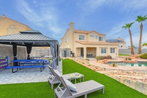 Outdoor dining - Group 5 BD Home w/ Pool and more (North Las Vegas)