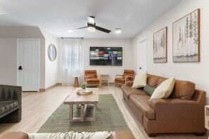 Fernseher, Kamin, Tischtennisplatte