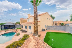 Property grounds - Group 5 BD Home w/ Pool and more (North Las Vegas)