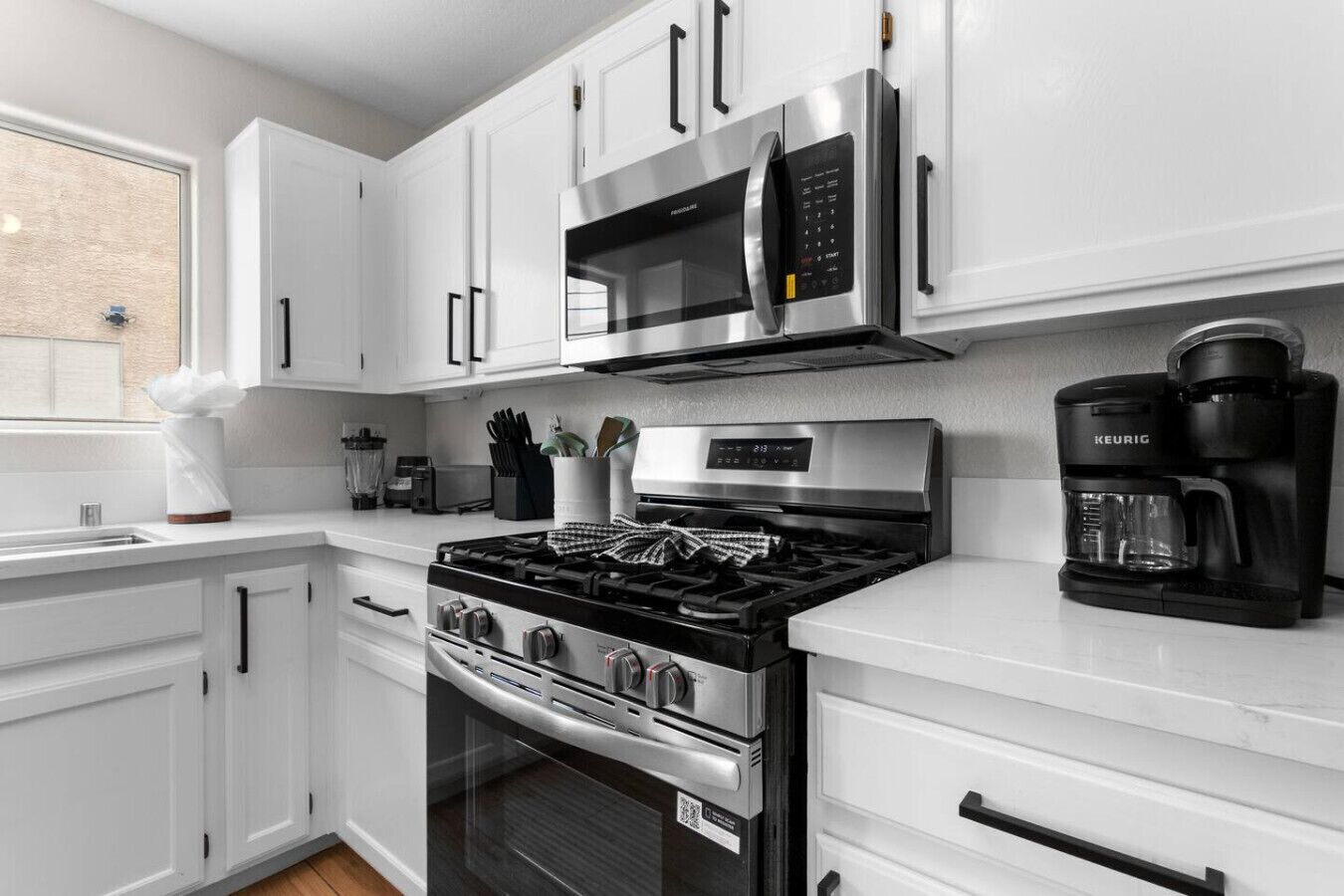 Kühlschrank, Ofen, Küchenrolle