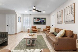 Télévision, cheminée, table de tennis de table