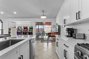 Jääkaappi, mikroaaltouuni, uuni, liesi