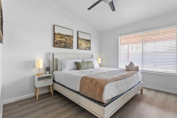 6 bedrooms, desk, iron/ironing board, travel cot