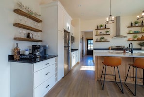 Casa, várias camas, varanda, vista para a colina (Wine Down) | Cozinha privada | Geladeira, micro-ondas, fogão, cooktop