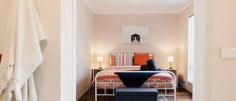 5 quartos, ferros/tábuas de passar roupa, berço de viagem