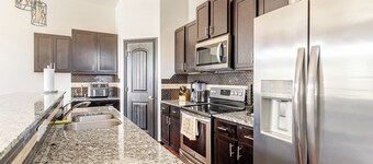 Elegant Townhome w/ Rooftop Jacuzzi & Private Gym - downtown Edmond