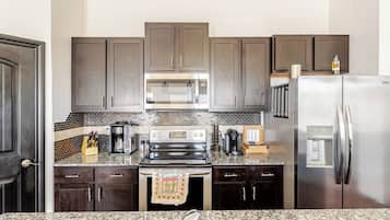 Een magnetron, een oven, een kookplaat, een vaatwasser