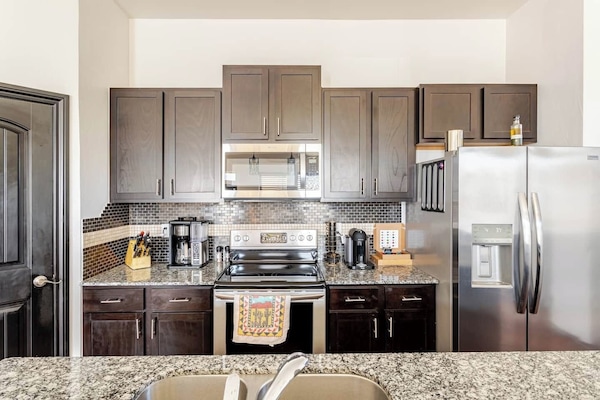 Een microgolfoven, een oven, een kookplaat, een vaatwasser