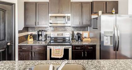 Elegant Townhome w/ Rooftop Jacuzzi & Private Gym - downtown Edmond