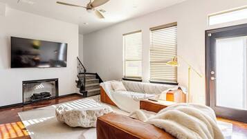 Een televisie en een open haard