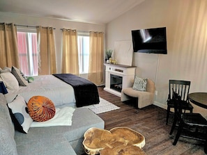 1 bedroom, iron/ironing board, WiFi, bed sheets - Charming Studio condo in Kimberling City with lake and pool view. King bed (Kimberling City)