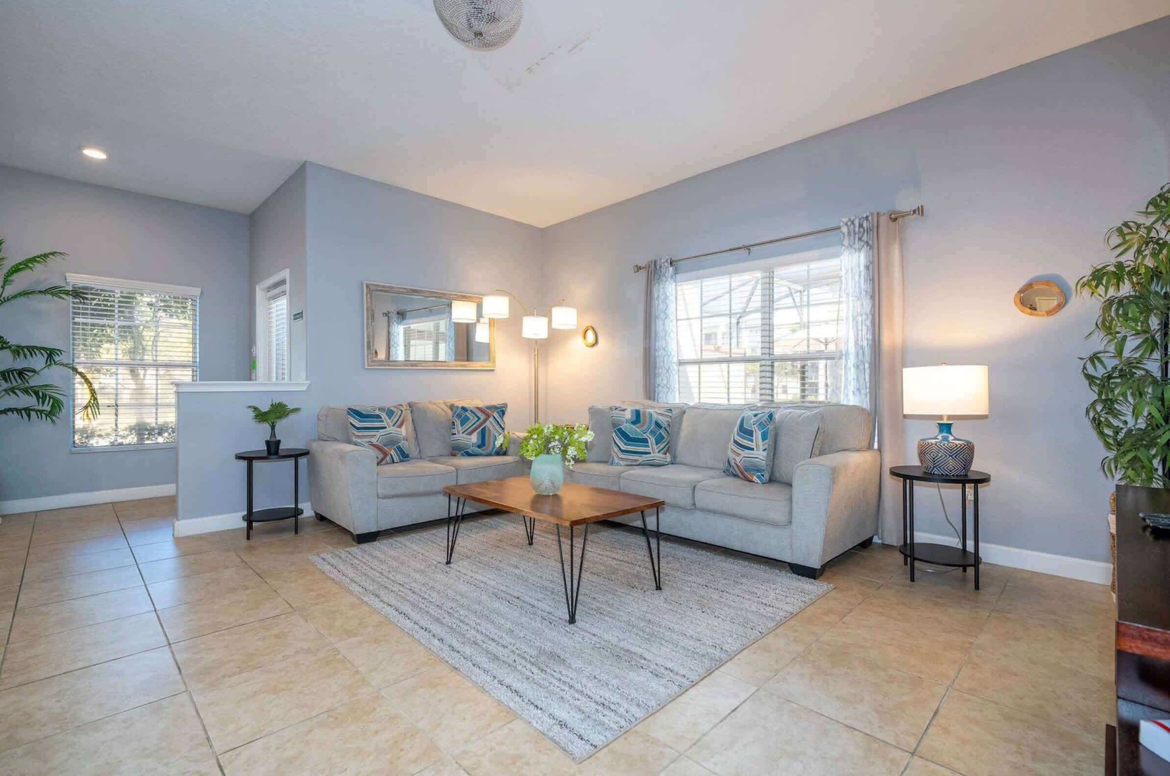 Townhouse, flere senger, adgang til basseng, bassengutsikt (Disney Days & Poolside Nights) | Oppholdsområde | En 42-tommers Flatskjerm-TV med digitale kanaler