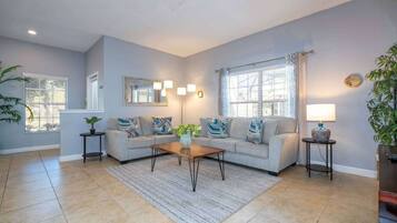 Townhouse, flere senger, adgang til basseng, bassengutsikt (Disney Days & Poolside Nights) | Oppholdsområde | En 42-tommers Flatskjerm-TV med digitale kanaler