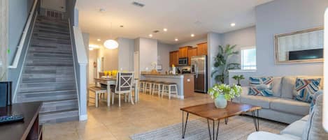 聯排別墅, 多張床, 可使用泳池, 泳池景觀 (Disney Days & Poolside Nights) | 起居區 | 42-吋平面電視,提供數位頻道