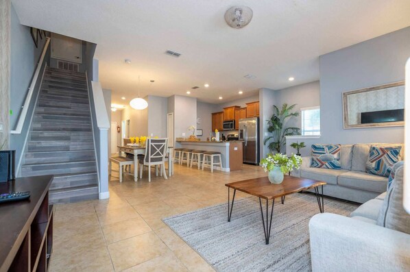 Stadtwohnung, Mehrere Betten, Poolzugang, Poolblick (Disney Days & Poolside Nights) | Wohnbereich