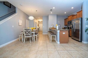 وحدة سكنية متصلة - عدة أسرّة - مع إمكانية استخدام المسبح (Disney Days & Poolside Nights) | مطبخ خاص | ثلاجة، ميكروويف، فرن، موقد طهي مسطح