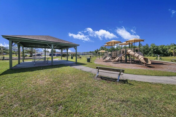 A park with a pavilion, playground, and benches. - Jasmine Breeze Home for 12 (Kissimmee)