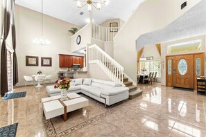 Casa, varias camas, acceso a la alberca, vista a la alberca (Jasmine Breeze) | Área de sala de estar | Televisión de pantalla plana de 42 pulgadas con canales digitales 