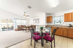 Ferienhaus, Mehrere Betten, Poolzugang, Poolblick (The Hampton Lakes Villa) | Innenbereich