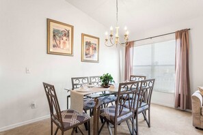 Ferienhaus, Mehrere Betten, Poolzugang, Poolblick (The Hampton Lakes Villa) | Speisen