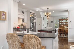 Private kitchen - Refined Comfort in the Heart of Marblehead (Marblehead)