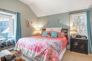 4 chambres, bureau, fer et planche à repasser, lit de bébé portatif
