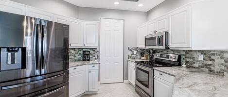 Een koelkast, een microgolfoven, een oven, een kookplaat