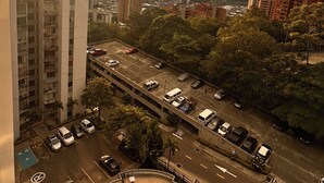 Un immeuble de grande hauteur doté d’une piscine et offrant une vue sur le paysage urbain.