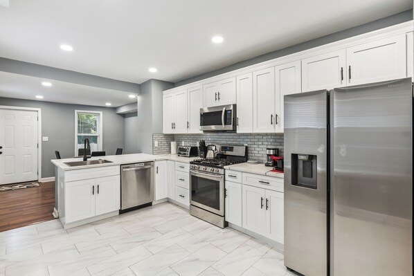 Réfrigérateur, micro-ondes, four, plaque de cuisson