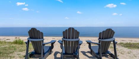 Plage, chaises longues
