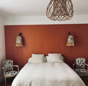6 habitaciones, tabla de planchar con plancha, wifi y ropa de cama