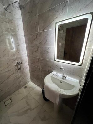 Bathtub, free toiletries, hair dryer, slippers - Imperial pyramids view inn  (Giza)