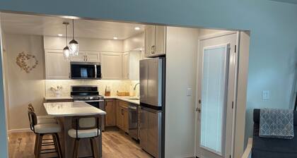 Welcoming Updated 2-bedroom House close to downtown Clear Lake and City beach!