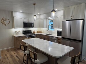 Kjøleskap, mikrobølgeovn, ovn og kokeplater