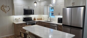 Welcoming Updated 3-bedroom House close to downtown Clear Lake and City beach!