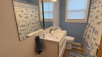 Ducha, secador de pelo, toallas y jabón