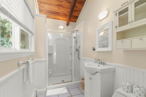 Hair dryer, towels, soap, shampoo - Take in the Ocean View & Breath the Salty Air (Plymouth)