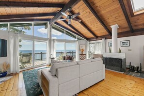 TV, fireplace - Take in the Ocean View & Breath the Salty Air (Plymouth)