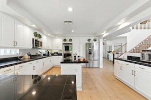 House (6 Bedrooms) | Interior