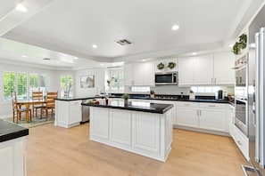 House (6 Bedrooms) | Interior